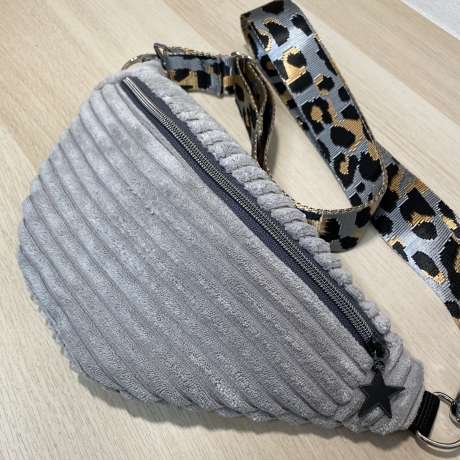 Handmade Bauchtasche Crossbodybag Cord grau Leo Reißverschluss 