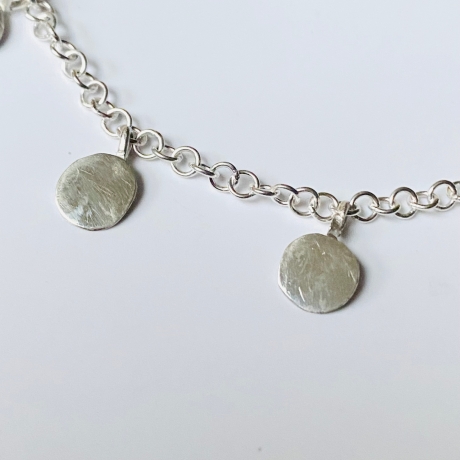 Halskette aus Silber Scheibchenweise