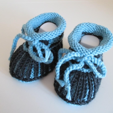 türkis dunkelgraue Babyschuhe 3-6 Monate gestrickt aus Wolle