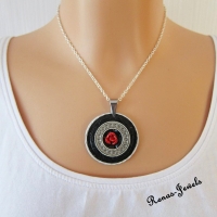 Kette kurz mit Anhänger schwarz rot silberfarben Upcycling