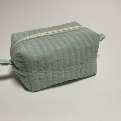 Kulturbeutel Boxy Bag Lindgrün gesteppt | Kosmetiktasche 