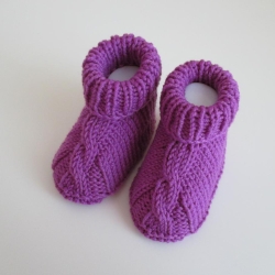 lila Babyschuhe 3-6 Monate von Hand gestrickt aus Wolle