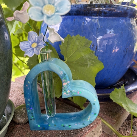 Herzvase aus Epoxidharz mit Kunststoff-Reagenzglas – Handmade 