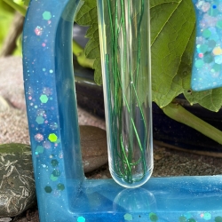 Herzvase aus Epoxidharz mit Kunststoff-Reagenzglas – Handmade 