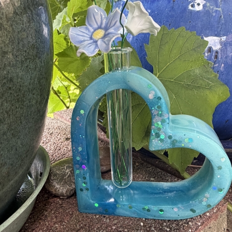Herzvase aus Epoxidharz mit Kunststoff-Reagenzglas – Handmade 