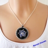 Kette kurz mit Anhänger Lotusblume blau schwarz Upcycling