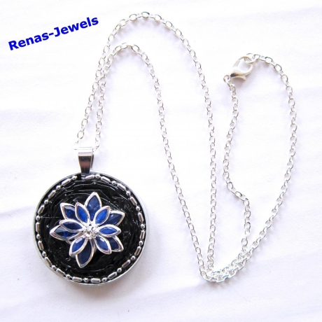 Kette kurz mit Anhänger Lotusblume blau schwarz Upcycling