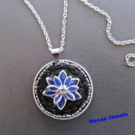 Kette kurz mit Anhänger Lotusblume blau schwarz Upcycling