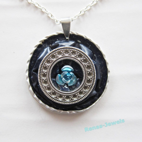 Kette kurz mit Anhänger blau silberfarben Upcycling