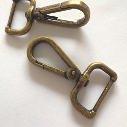 2x Karabinerhaken 25 mm altmessing flach formschön 20mm 