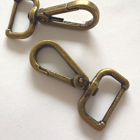 2x Karabinerhaken 25 mm altmessing flach formschön 20mm 