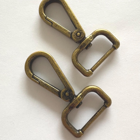 2x Karabinerhaken 25 mm altmessing flach formschön 20mm 