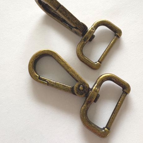 2x Karabinerhaken 25 mm altmessing flach formschön 20mm 