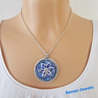 Kette kurz mit Anhänger Lotusblume blau Upcycling