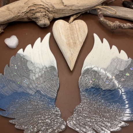 Engelsflügel aus Epoxidharz – Handmade Deko in Blau & Weiß