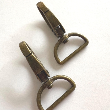 2x Karabinerhaken 25 mm altmessing 