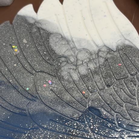 Engelsflügel aus Epoxidharz – Handmade Deko in Blau & Weiß