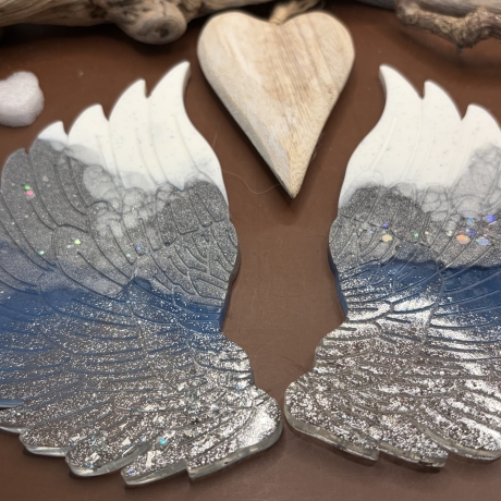 Engelsflügel aus Epoxidharz – Handmade Deko in Blau & Weiß