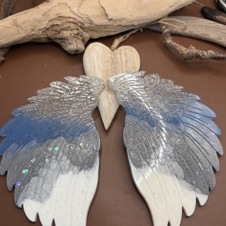 Engelsflügel aus Epoxidharz – Handmade Deko in Blau & Weiß