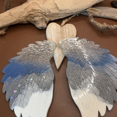 Engelsflügel aus Epoxidharz – Handmade Deko in Blau & Weiß