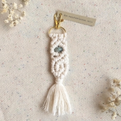 Maiara • Makramee Schlüsselanhänger creme weiß mit Perle