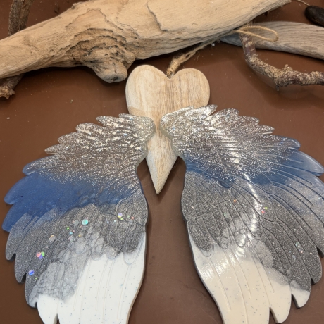 Engelsflügel aus Epoxidharz – Handmade Deko in Blau & Weiß