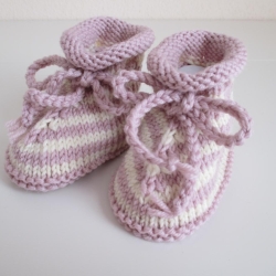 gestrickte Babyschuhe rosé gestreift mit Kordel 3-6 Monate gestrickte Babyschuhe rosé gestreift mit Kordel 3-6 Monate
