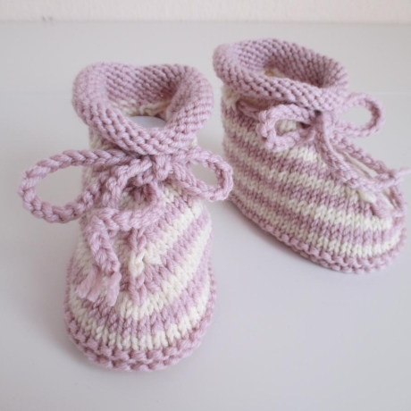 gestrickte Babyschuhe rosé gestreift mit Kordel 3-6 Monate