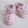 gestrickte Babyschuhe rosé gestreift mit Kordel 3-6 Monate