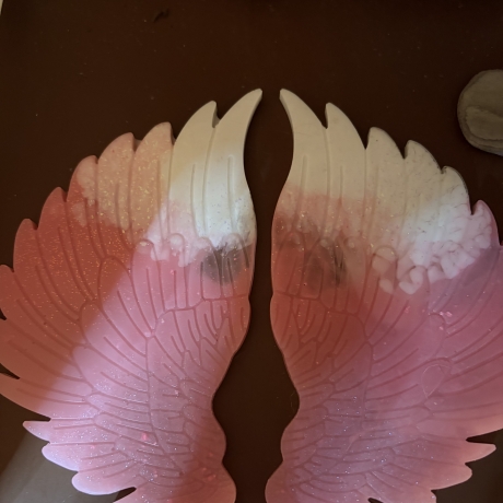 Handmade Engelsflügel aus Epoxidharz – Rosa & Weiß mit Glitzer 