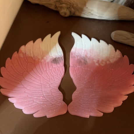 Handmade Engelsflügel aus Epoxidharz – Rosa & Weiß mit Glitzer 