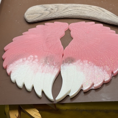 Handmade Engelsflügel aus Epoxidharz – Rosa & Weiß mit Glitzer 