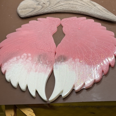 Handmade Engelsflügel aus Epoxidharz – Rosa & Weiß mit Glitzer 