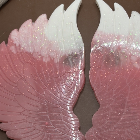 Handmade Engelsflügel aus Epoxidharz – Rosa & Weiß mit Glitzer 