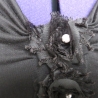 Schwarzes, mit Blütenborte verziertes Blusenshirt