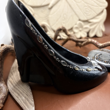 Handmade Epoxidharz Unikat – Eleganter Schmuckhalter im High-Heel