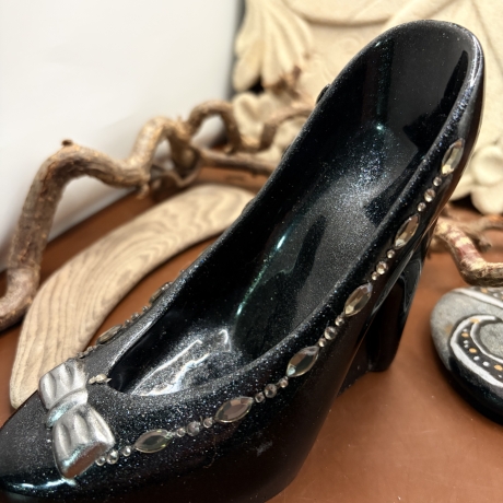 Handmade Epoxidharz Unikat – Eleganter Schmuckhalter im High-Heel
