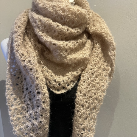 Handgehäkeltes Mohair-Dreieckstuch 
