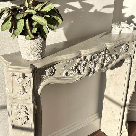 Schöne Konsole, Kaminverkleidung. Wanddekoration. 98 cm