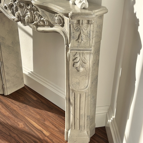 Schöne Konsole, Kaminverkleidung. Wanddekoration. 98 cm