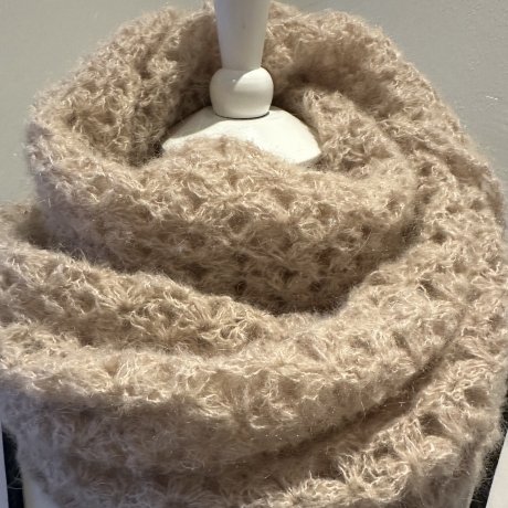 Handgehäkeltes Mohair-Dreieckstuch 