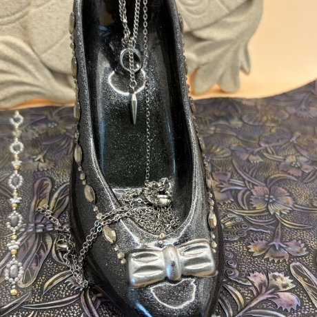 Handmade Epoxidharz Unikat – Eleganter Schmuckhalter im High-Heel