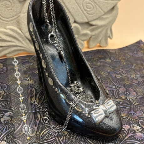 Handmade Epoxidharz Unikat – Eleganter Schmuckhalter im High-Heel