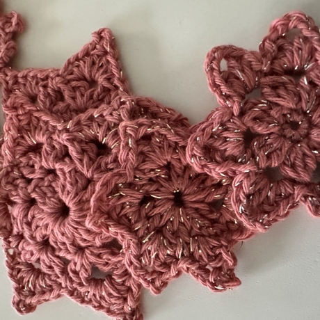 Liebevoll handgehäkelte Deko – perfekt als kleines Geschenk 