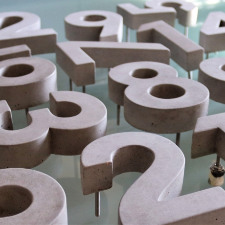 HAUSNUMMER aus BETON 12 cm   Font: Euklid  Edelstahl Befestigung