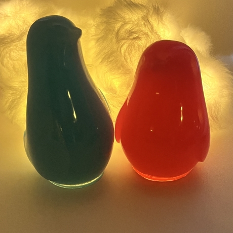 Farbenfrohe Deko-Vögel – Liebevolle Handarbeit aus Harz