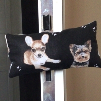 Türstopper Windstopper Türschutz - Hunde auf schwarz