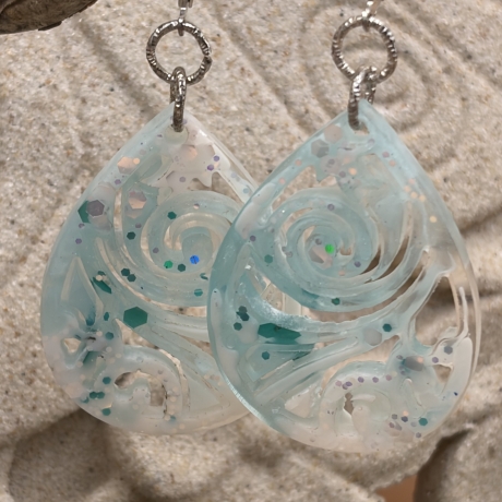 Handgemachte Epoxidharz-Ohrringe in Mintgrün – Aqua Swirl 