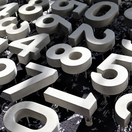 HAUSNUMMER aus BETON 12 cm   Font: Euklid  Edelstahl Befestigung