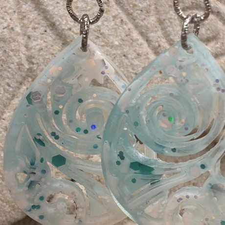 Handgemachte Epoxidharz-Ohrringe in Mintgrün – Aqua Swirl 